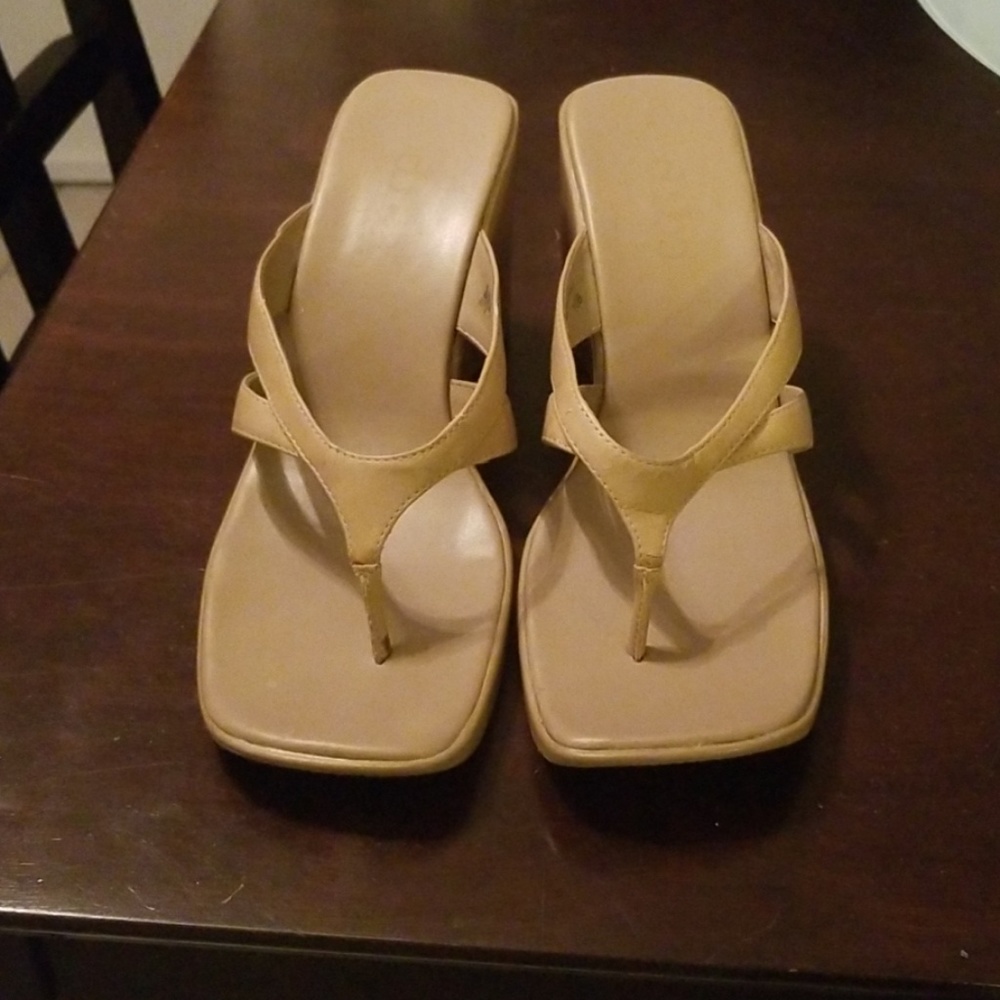 Beige sandals with heel